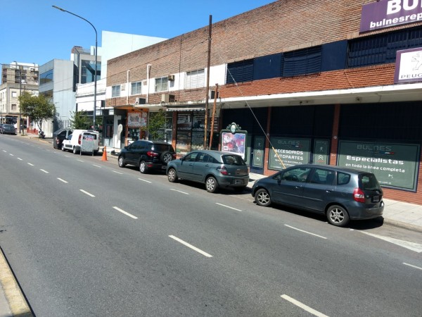 Local Comercial con deposito en entrepiso y frente vidriado