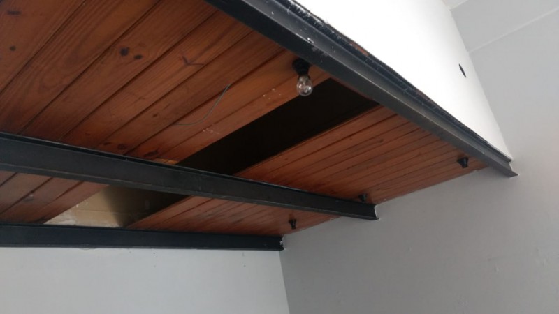 Local Comercial con deposito en entrepiso y frente vidriado