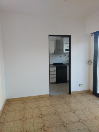 Dpto 3 ambientes al frente con balcón corrido