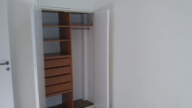 Dpto. 3 ambientes con patio en Impecable estado gral.