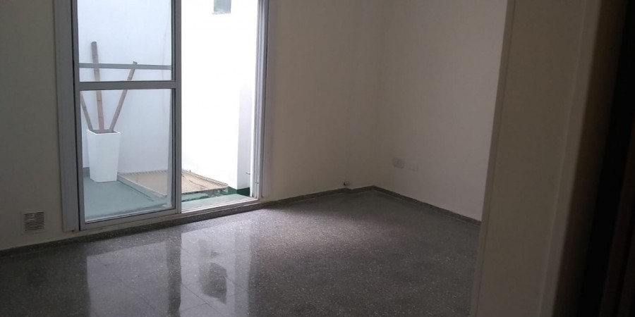 Dpto. 3 ambientes con patio en Impecable estado gral.