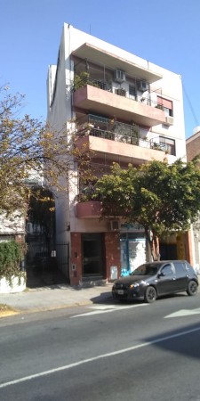 Dpto. 3 ambientes con patio en Impecable estado gral.