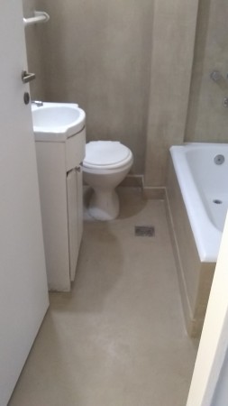 Dpto. 3 ambientes con patio en Impecable estado gral.