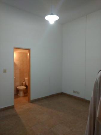Casa todo en P. Baja, en impecable estado, para uso comercial exclusivamente.