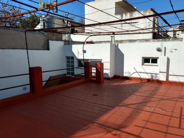 Casa todo en P. Baja, en impecable estado, para uso comercial exclusivamente.