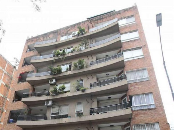 Depto 2 amb. al cfte. con balcón aterrazado muy luminoso