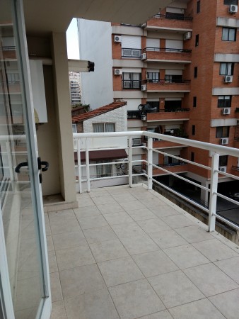 Depto 2 amb. al cfte. con balcón aterrazado muy luminoso