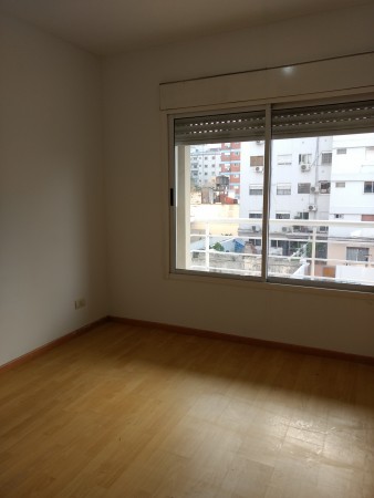 Depto 2 amb. al cfte. con balcón aterrazado muy luminoso