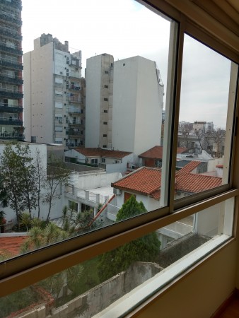 Depto 2 amb. al cfte. con balcón aterrazado muy luminoso