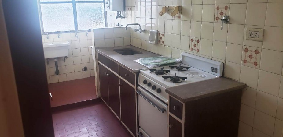 Dpto. 2 amb. al frente con balcón