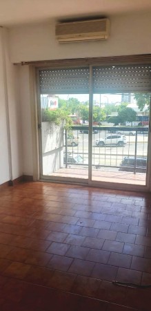 Dpto. 2 amb. al frente con balcón