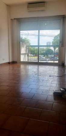 Dpto. 2 amb. al frente con balcón