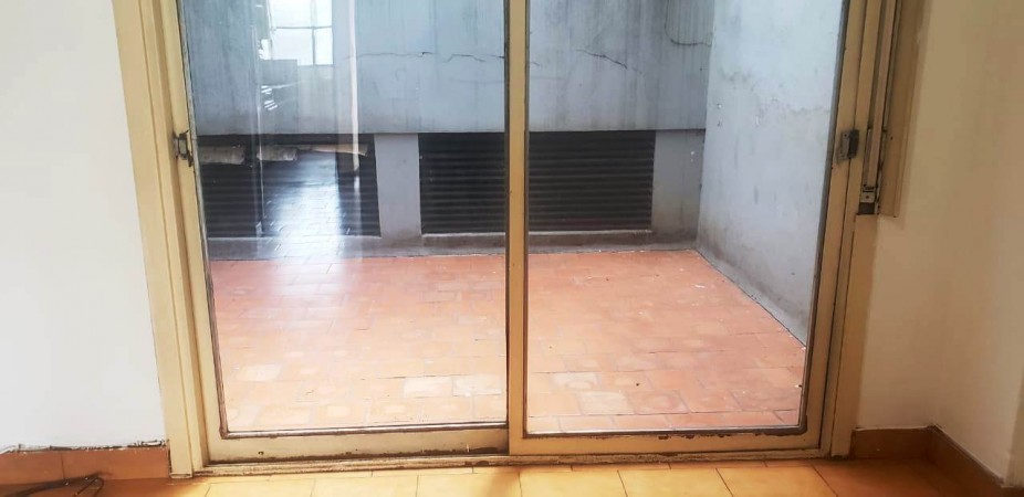 Dpto. 2 amb. al frente con balcón