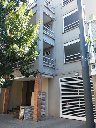 Dpto. 3 amb. balcón, patio, parrilla y cochera