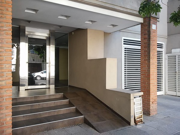 Dpto. 3 amb. balcón, patio, parrilla y cochera