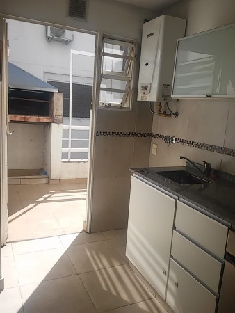 Dpto. 3 amb. balcón, patio, parrilla y cochera