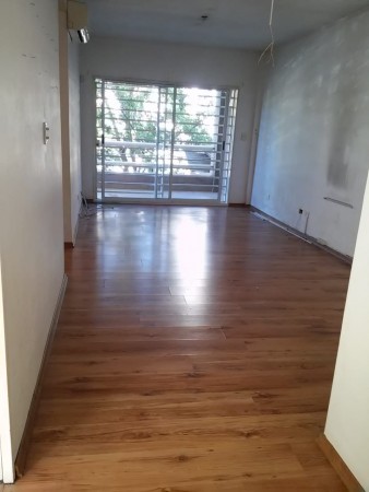 Dpto. 3 amb. balcón, patio, parrilla y cochera