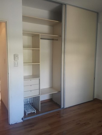 Dpto. 3 amb. balcón, patio, parrilla y cochera