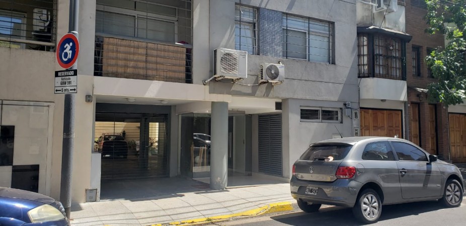 Dpto. 2 amb. al frente con balcon