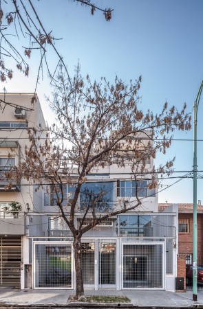 Dpto. mono ambiente amplio con cochera fija