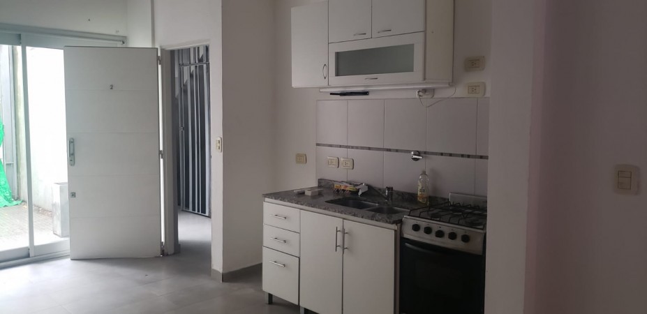 Dpto. mono ambiente amplio con cochera fija