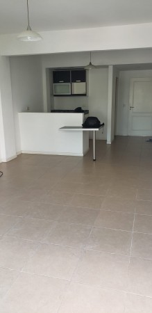 Dpto. mono ambiente amplio con balcon al frente