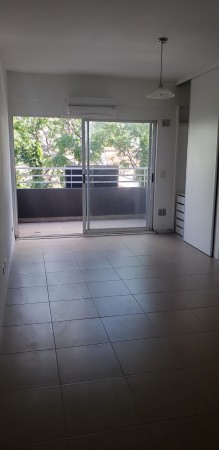 Dpto. mono ambiente amplio con balcon al frente
