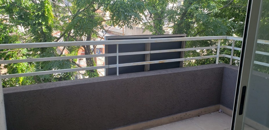 Dpto. mono ambiente amplio con balcon al frente