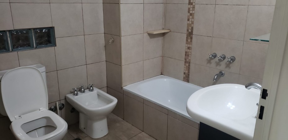 Dpto. mono ambiente amplio con balcon al frente