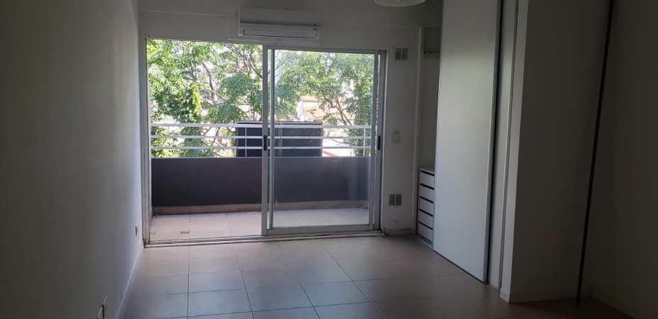 Dpto. mono ambiente amplio con balcon al frente