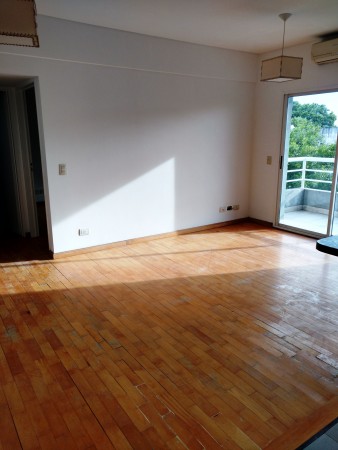 Dpto. 2 amb. amplio, al frente con balcon.