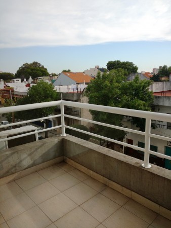 Dpto. 2 amb. amplio, al frente con balcon.