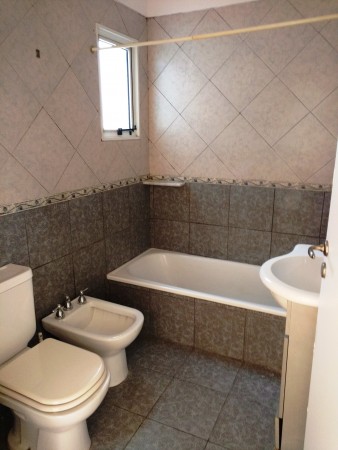 Dpto. 2 amb. amplio, al frente con balcon.