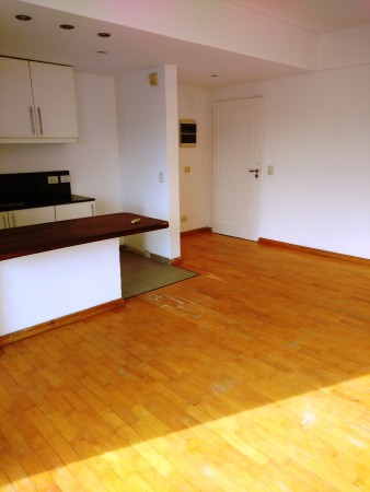 Dpto. 2 amb. amplio, al frente con balcon.