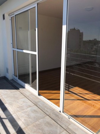 Dpto. monoambiente de 4 años, amplio balcon.