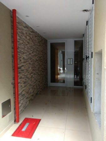 Dpto. (a estr.) 37m2 al frente, 2 baños, apto profesional