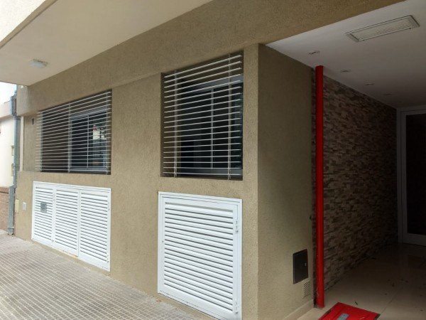 Dpto. (a estr.) 37m2 al frente, 2 baños, apto profesional