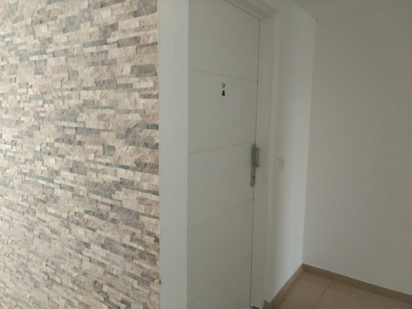 Dpto. (a estr.) 37m2 al frente, 2 baños, apto profesional