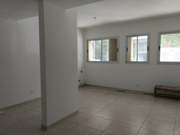 Dpto. (a estr.) 37m2 al frente, 2 baños, apto profesional