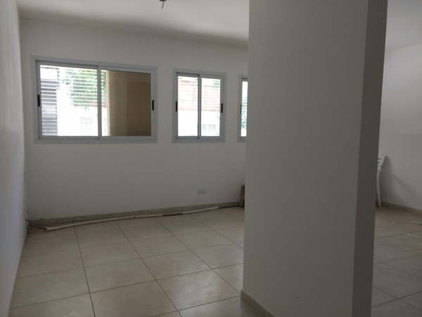 Dpto. (a estr.) 37m2 al frente, 2 baños, apto profesional