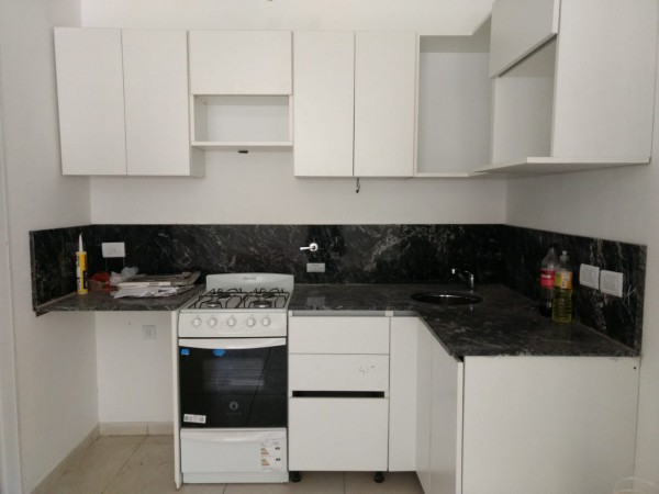 Dpto. (a estr.) 37m2 al frente, 2 baños, apto profesional