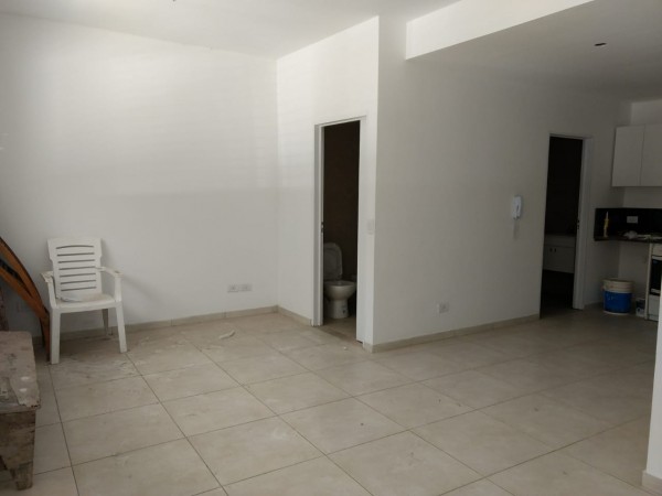 Dpto. (a estr.) 37m2 al frente, 2 baños, apto profesional