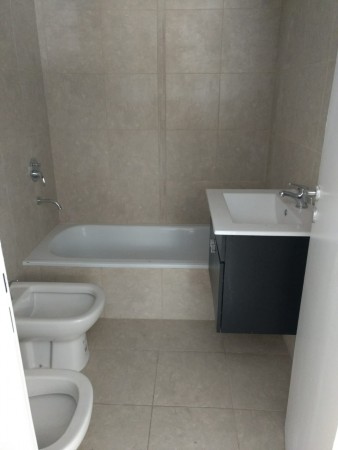 Dpto. (a estr.) 37m2 al frente, 2 baños, apto profesional