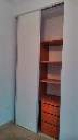 Dpto. mono ambiente con amplio balcon lateral.