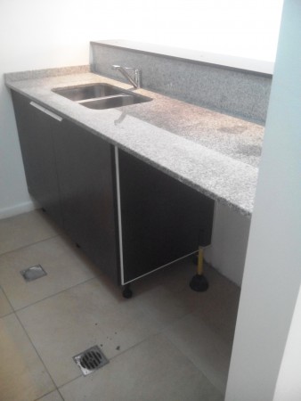 Dpto. Mono ambiente cfte c/balcon y cochera fija