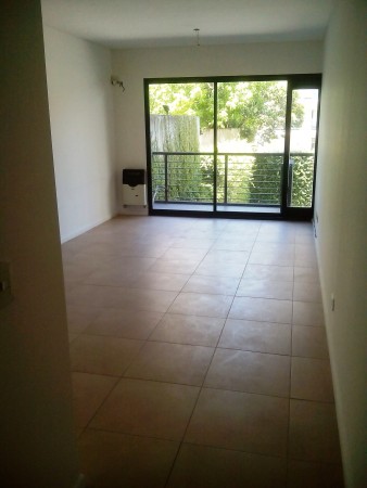 Dpto. Mono ambiente cfte c/balcon y cochera fija