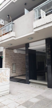 Excepcional Dpto. 2 ambientes al frente con balcón  y amenities.