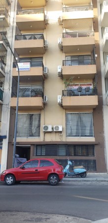 Dpto. 6 años impecable al frente con amplio balcon y parrilla 42m2t.