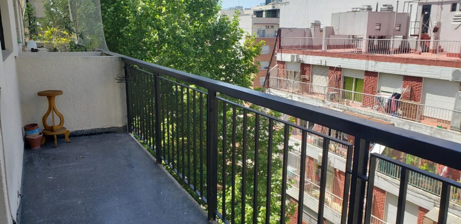 Dpto. 4 ambientes al frente, piso alto en excelente ubicacion 