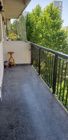 Dpto. 4 ambientes al frente, piso alto en excelente ubicacion 